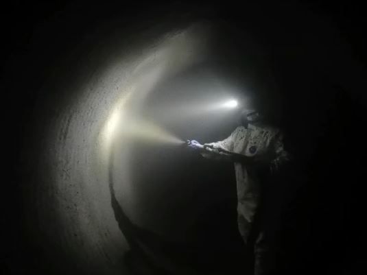 GeoKrete im Einsatz bei der klassischen Auskleidung mit dem Spritzverfahren im DN 3000mm Abwasserkanal in Phoenix Arizona.